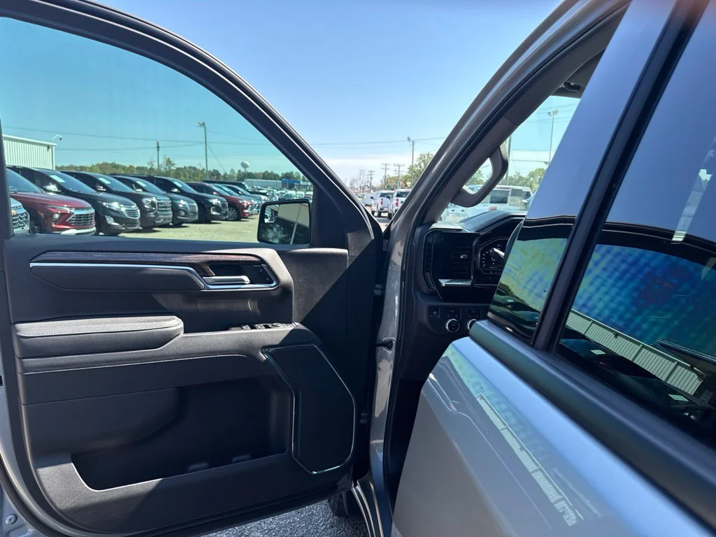 Used 2025 Sterling Metallic GMC Elevation image 17