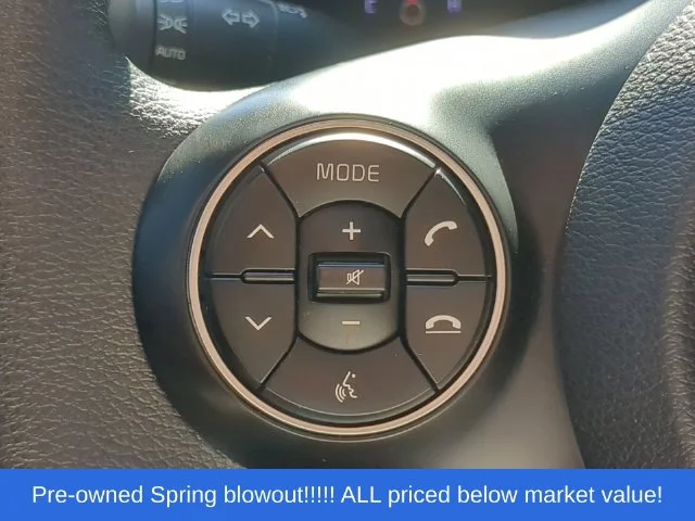 Used 2022 White Kia LX image 25