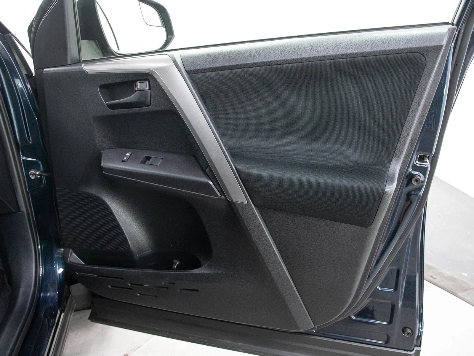 Used 2017  Toyota 4D WAGON LE 4WD image 11