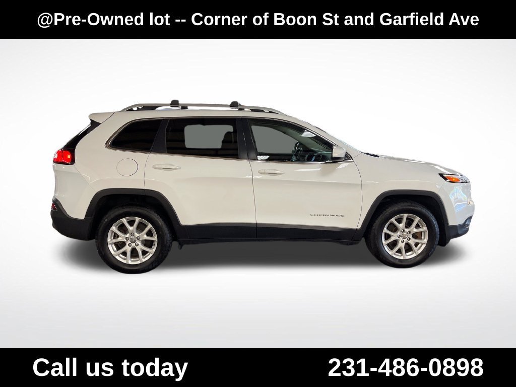 Used 2016  Jeep LATITUDE image 6