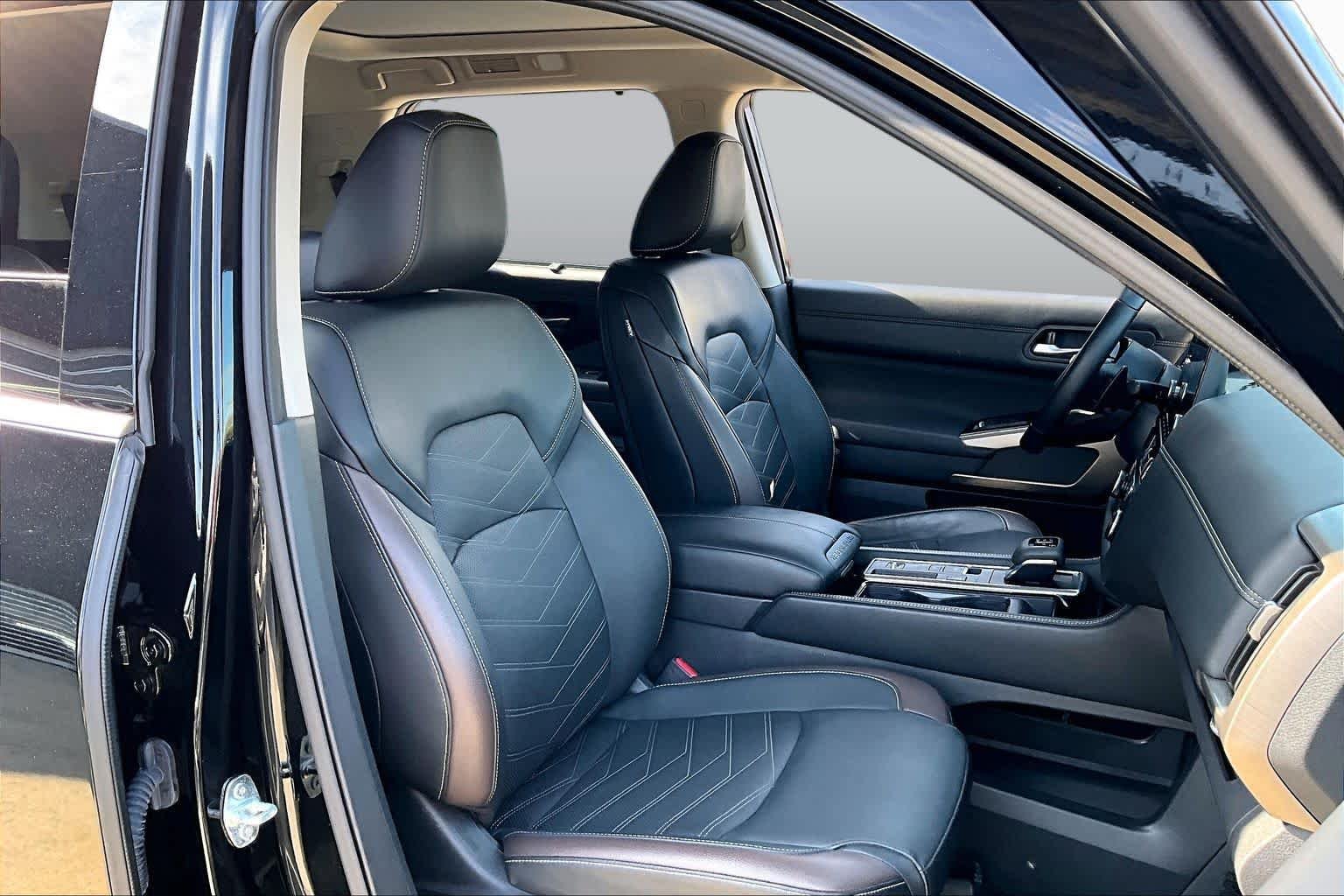 Used 2024 Super Black Nissan Platinum image 9