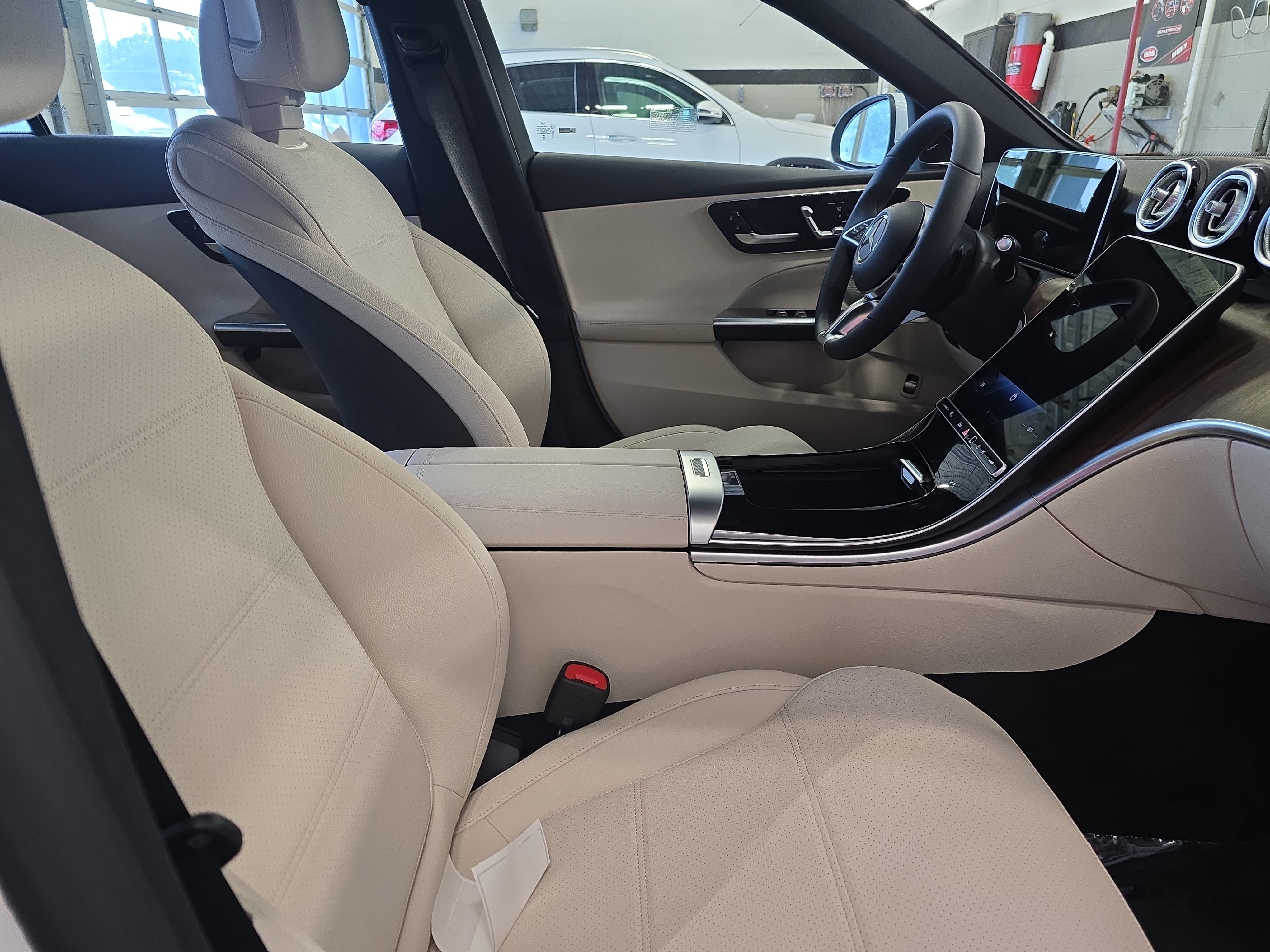 New 2026 MANUFAKTUR Moonlight White Metallic Mercedes-Benz C300 image 10