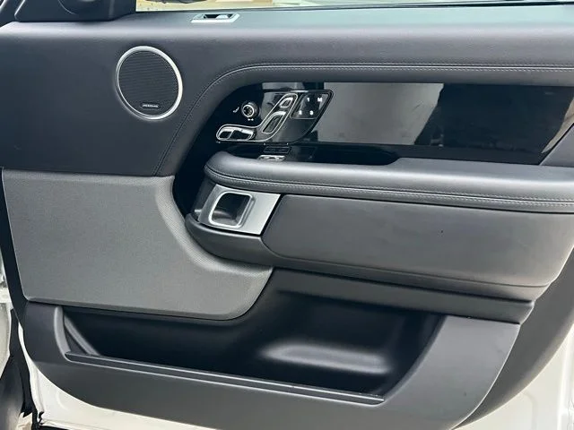Used 2018 White Land Rover HSE image 32