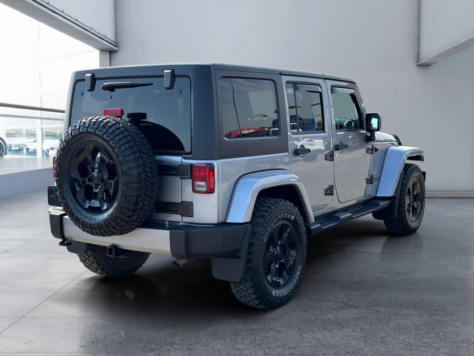 Used 2016 Silver Jeep Sahara image 5