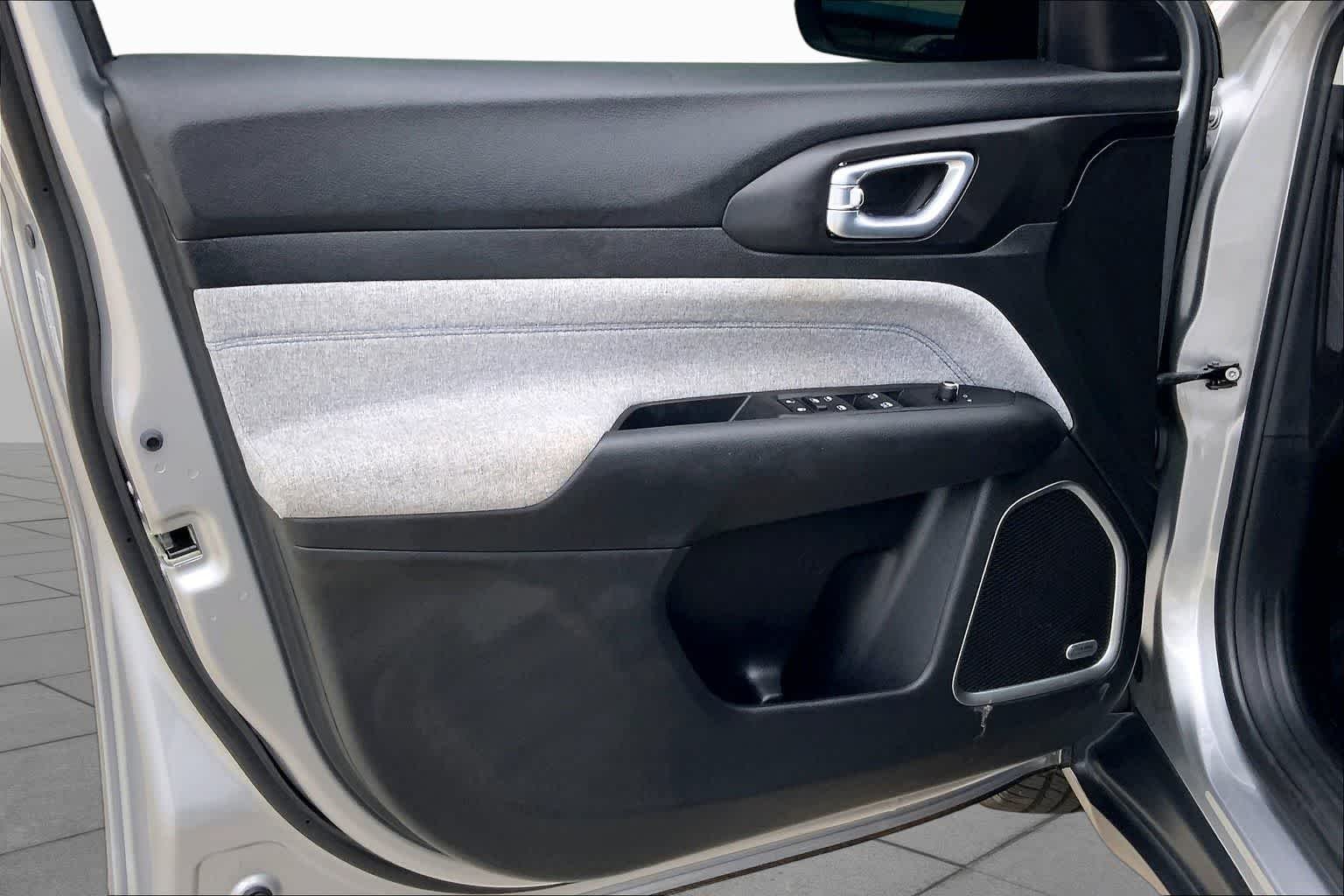Used 2022 Billet Silver Metallic Clearcoat Jeep Latitude image 22