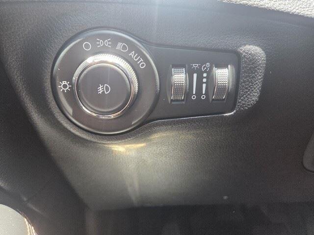 Used 2019 Granite Crystal Metallic Clearcoat Jeep Limited image 11