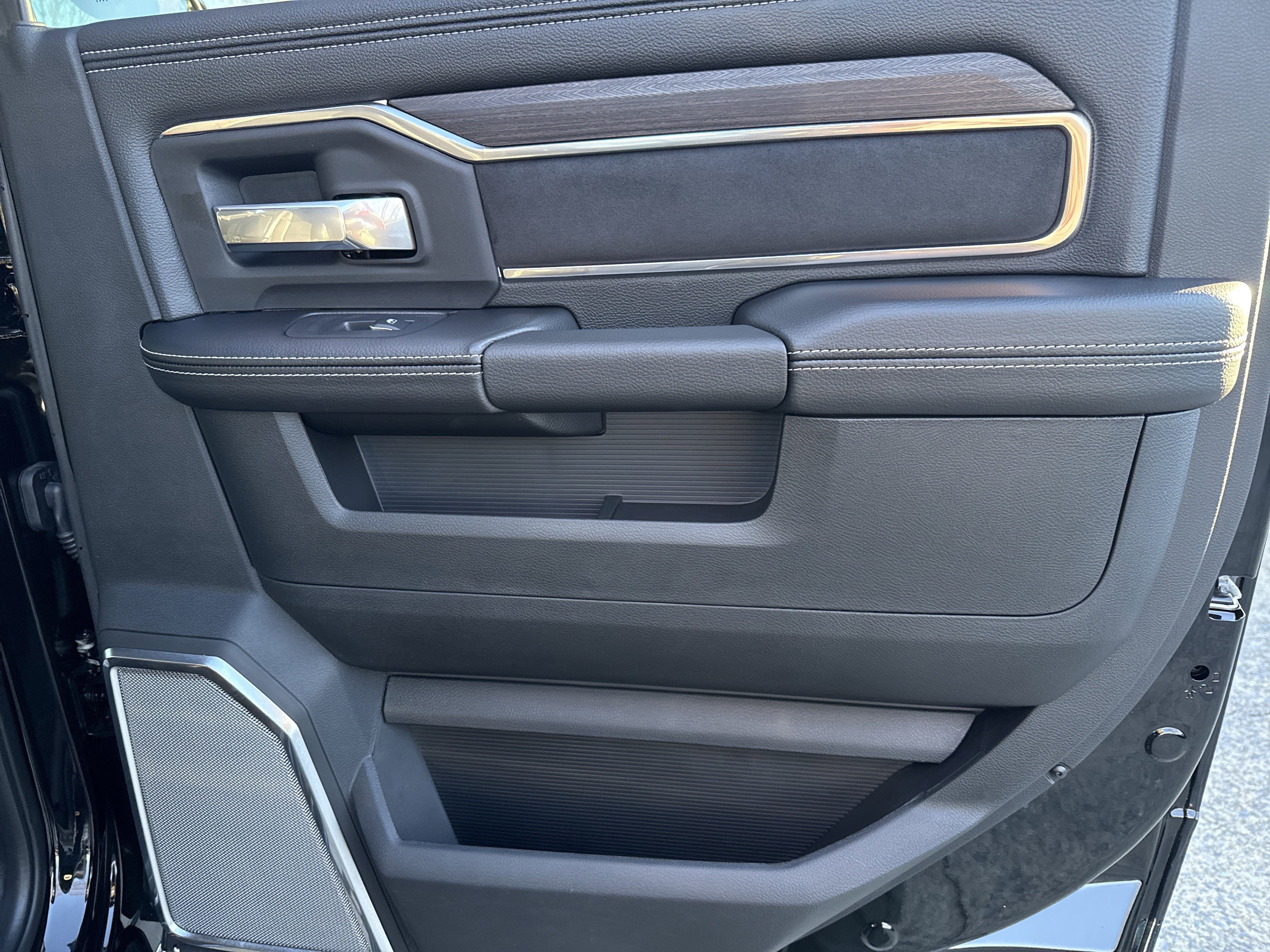 New 2026 Diamond Black Crystal Pearl-Coat Exterior Paint RAM Laramie image 17