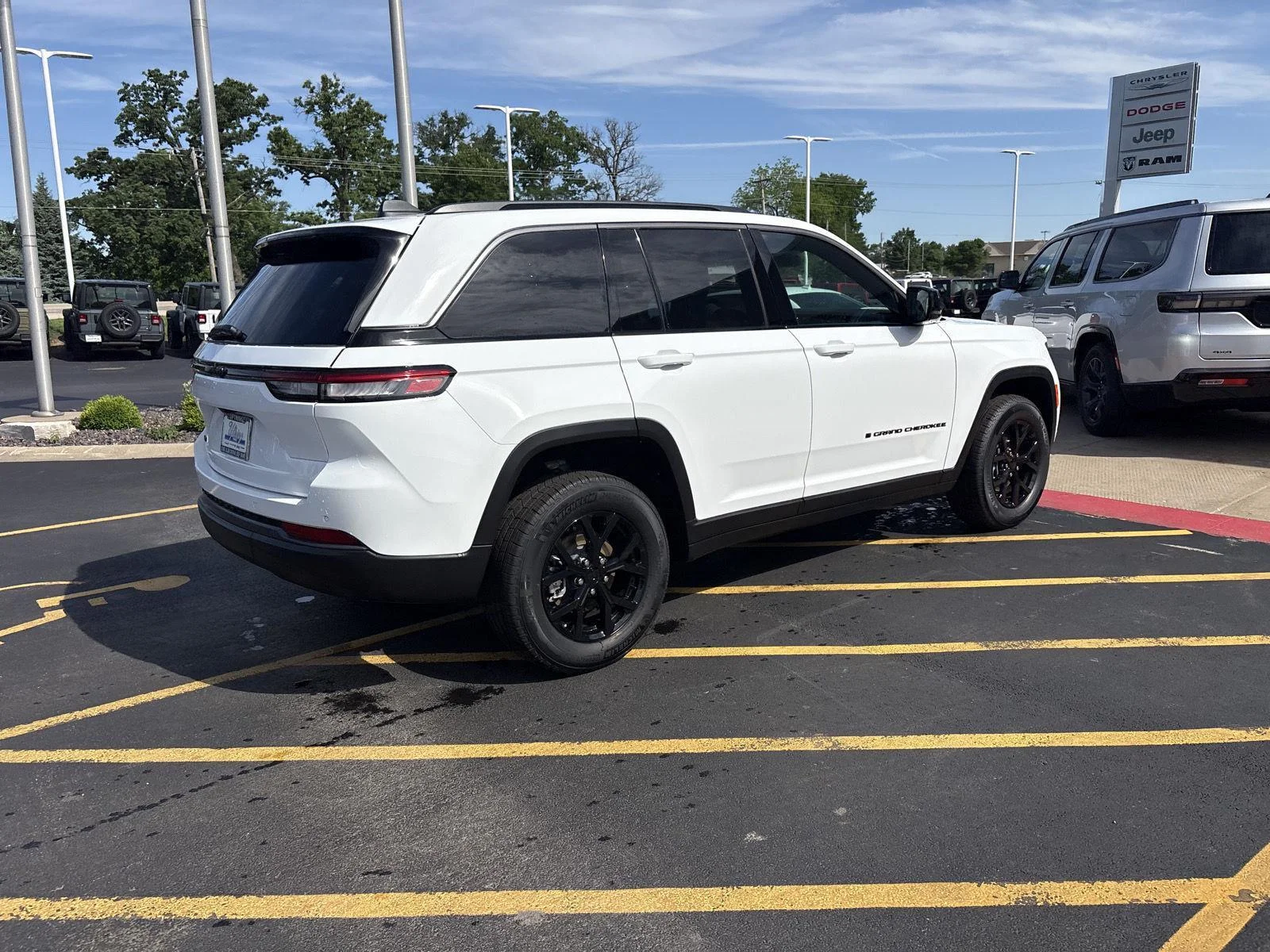 New 2026 Bright White Clearcoat Jeep Laredo Altitude image 5