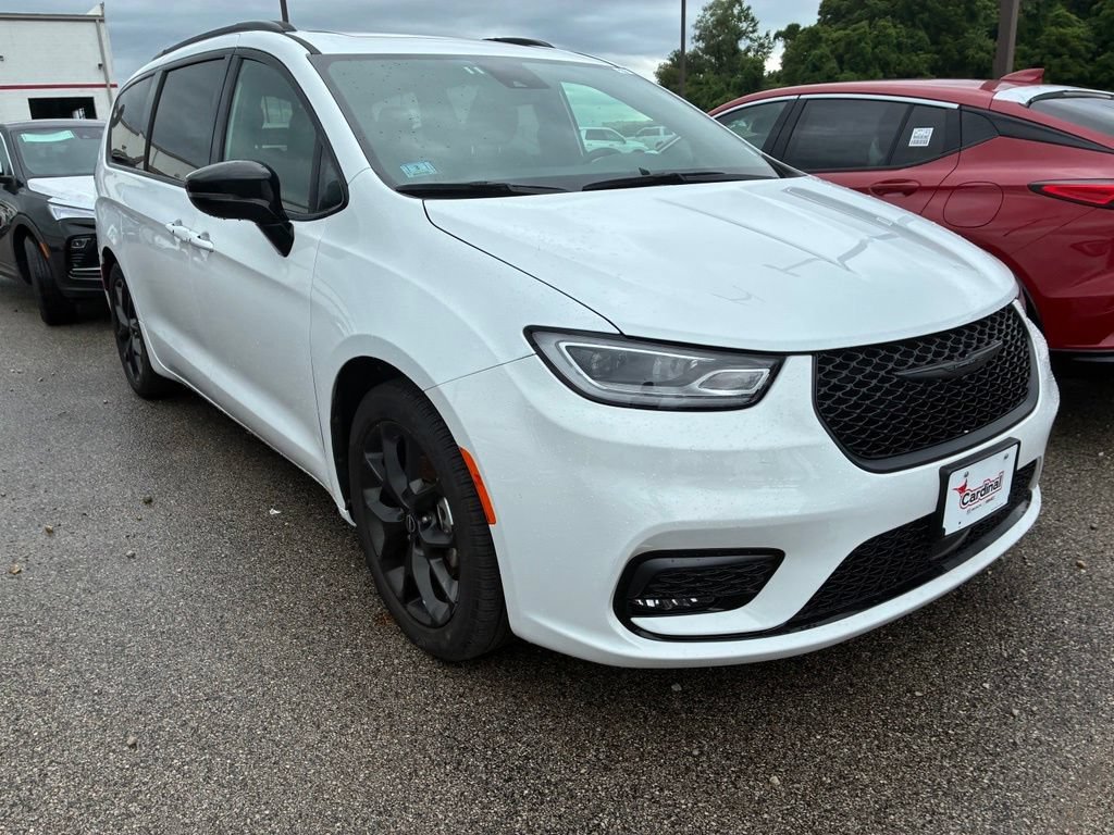 2025 Chrysler Pacifica Limited's photo
