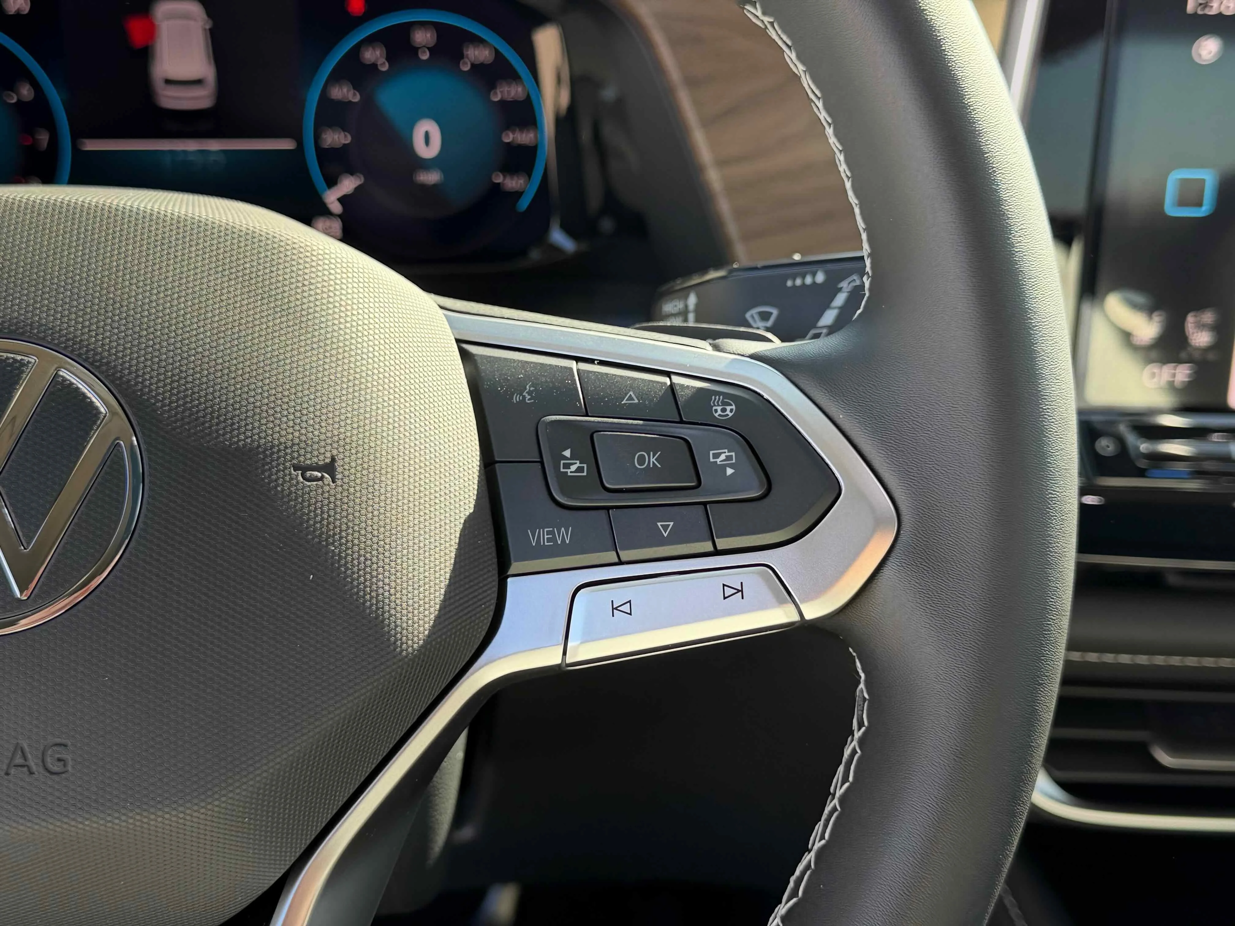 New 2026 Silver Mist Volkswagen 2.0T SE w/Technology image 18