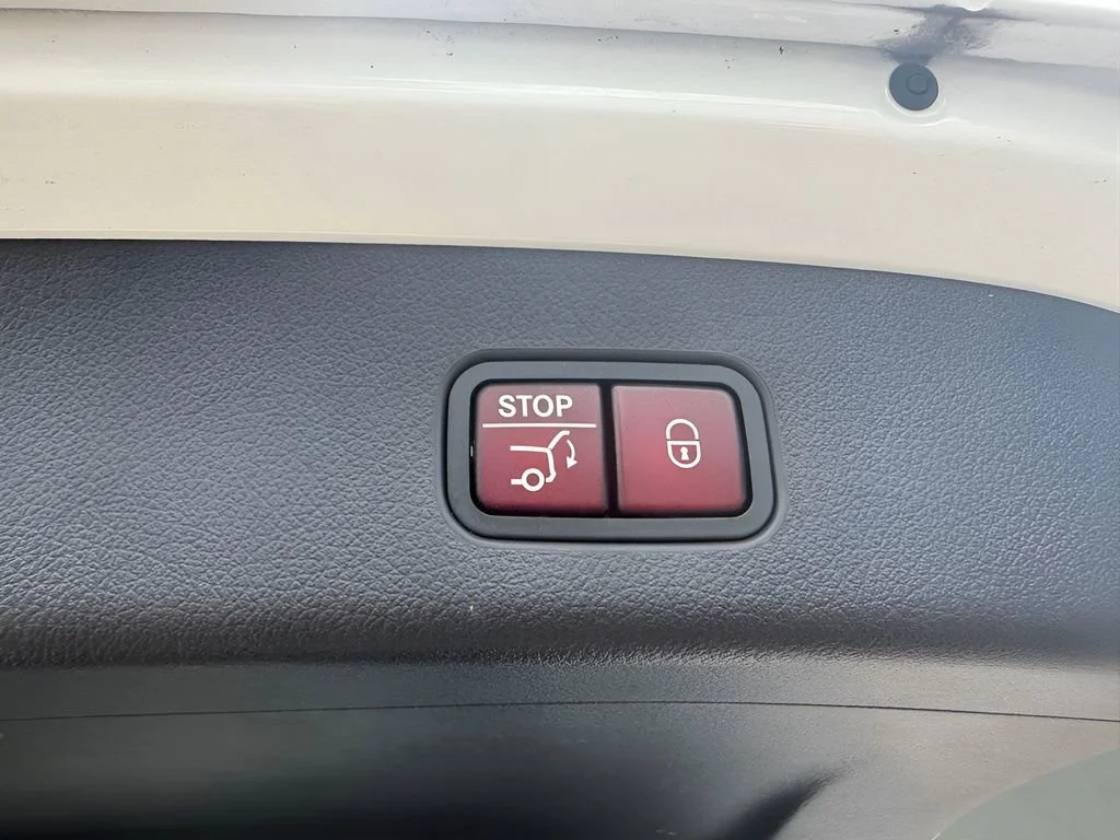 Used 2023 White Mercedes-Benz GLC 300 image 33