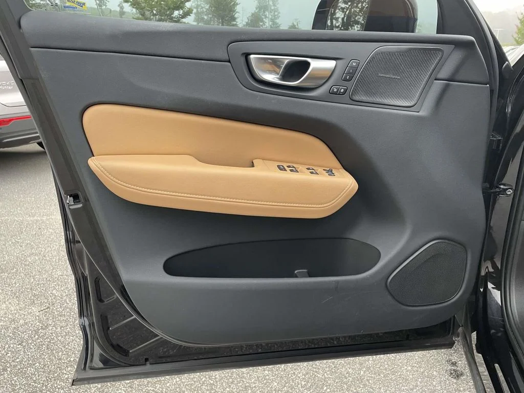 Used 2023 Onyx Black Metallic Volvo Ultimate Bright Theme image 5