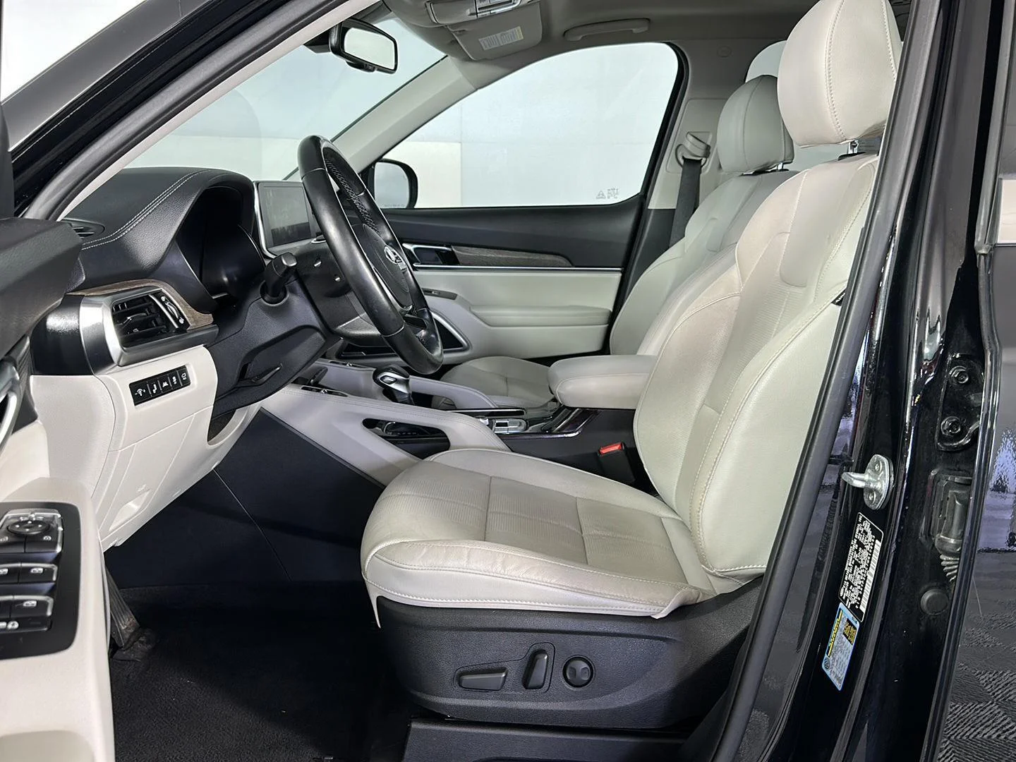 Used 2021 Ebony Black Kia EX image 9