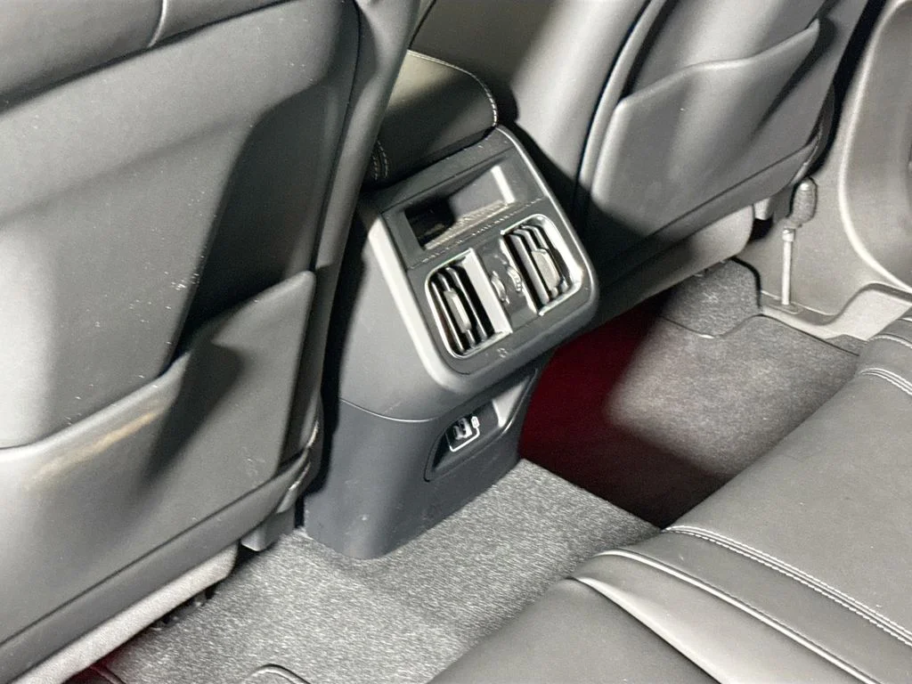 Used 2025 Bianco Maserati Base image 18