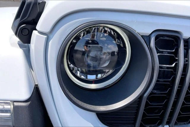 New 2026 Bright White Clear-Coat Exterior Paint Jeep Sahara image 34