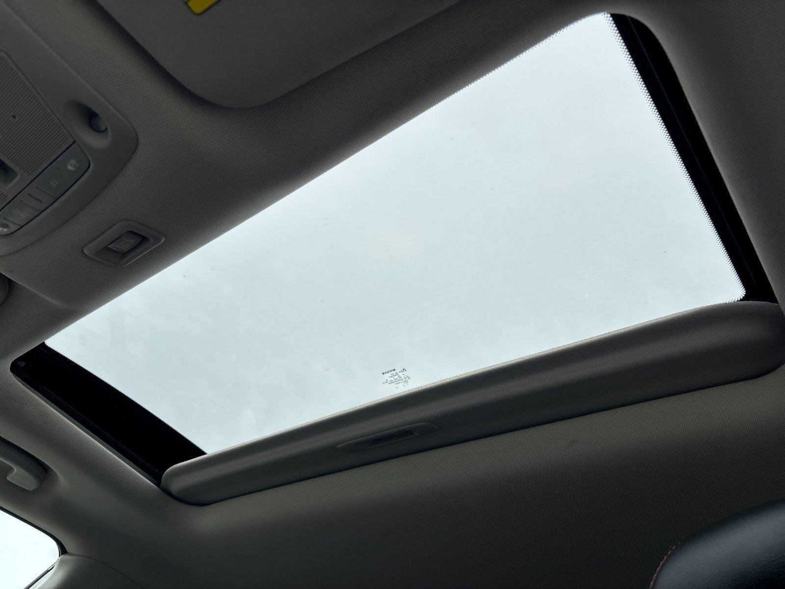 Used 2020  NISSAN SL image 30