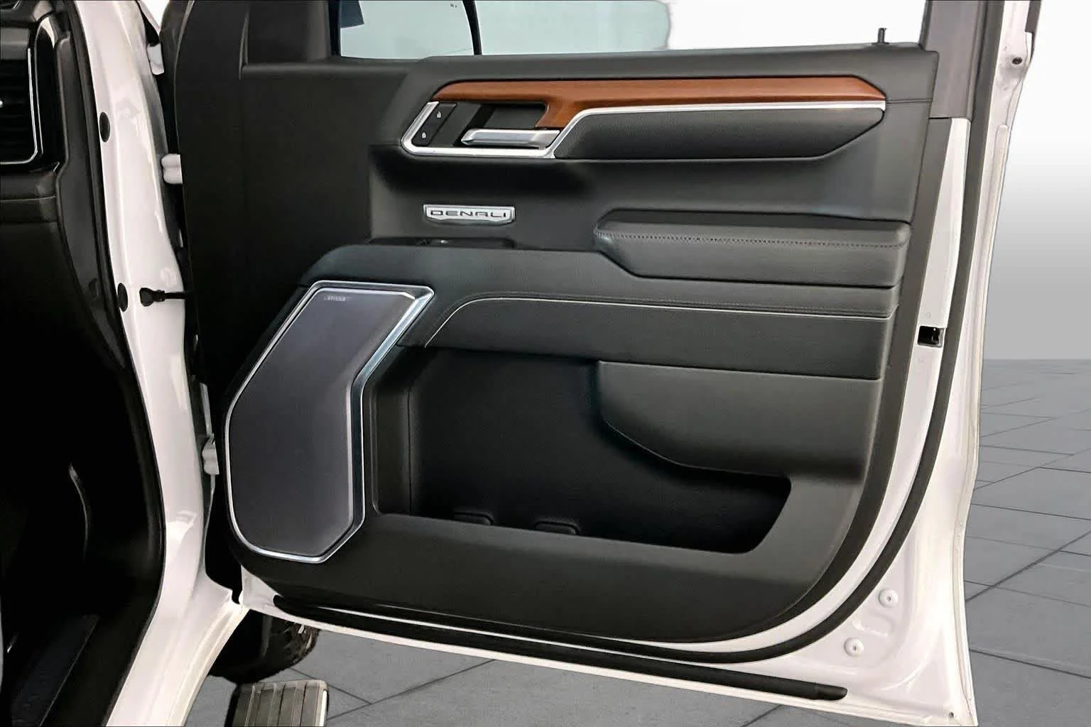 Used 2023 White Frost Tricoat GMC Denali image 22