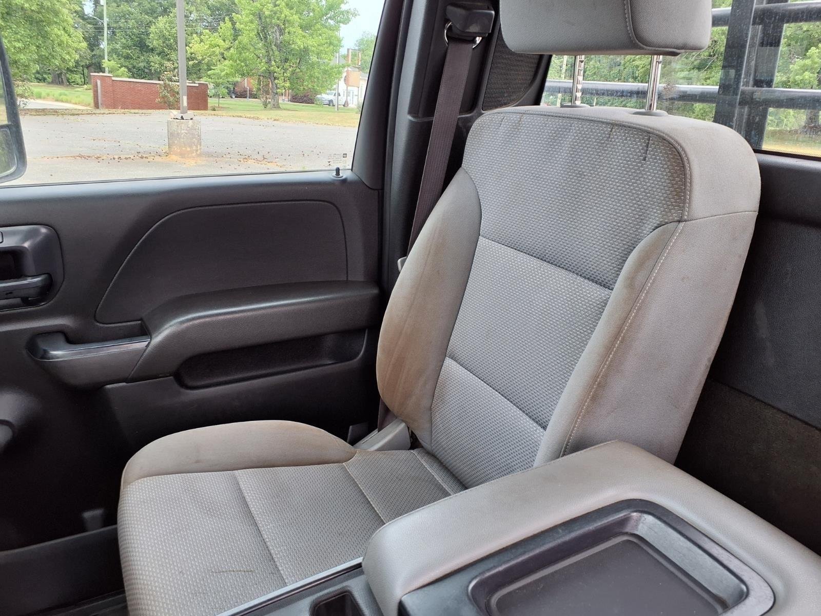 Used 2017 Summit White GMC  image 20
