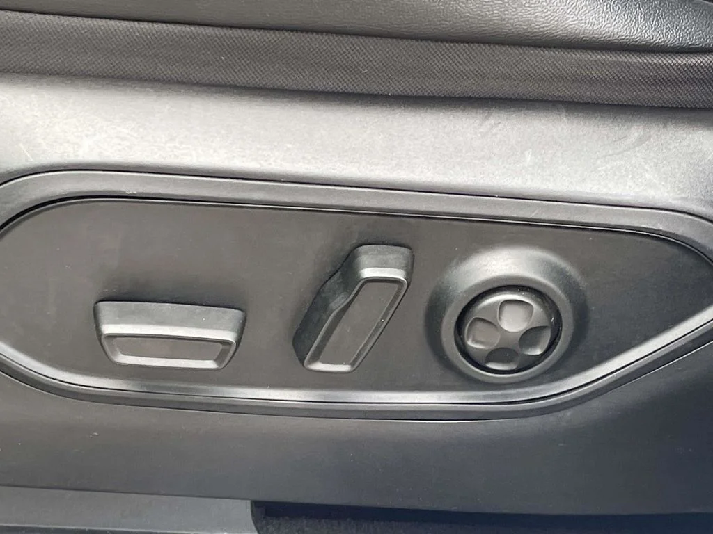 Used 2025 Silver Jeep Altitude image 27