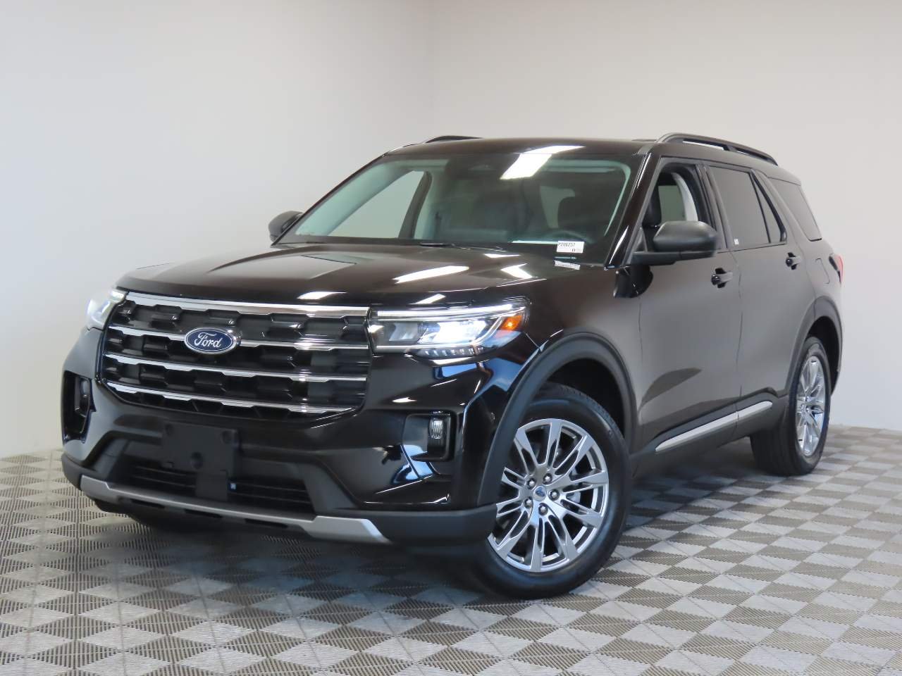 Used 2025 Agate Black Ford Active image 1