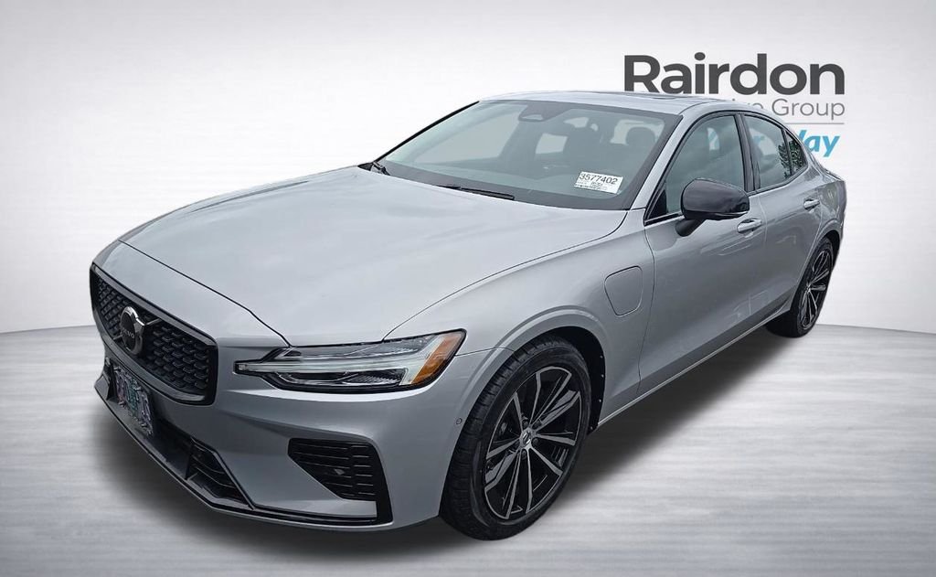 Used 2023  Volvo T8 Plus Dark Theme image 3