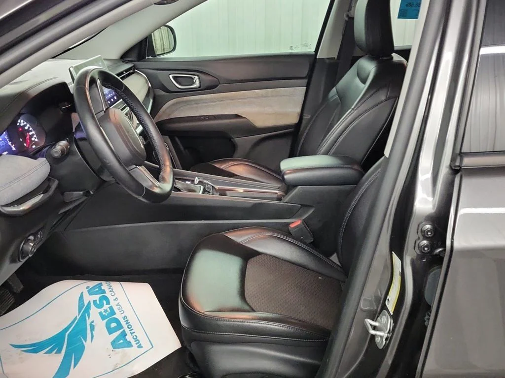 Used 2022 Gray Jeep Latitude image 8