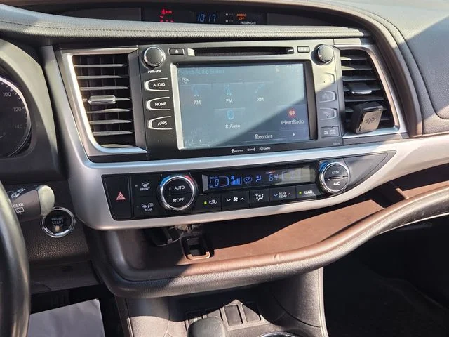 Used 2017 Silver Toyota XLE image 19