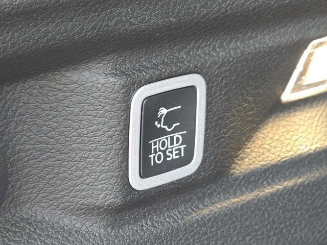 New 2026 Diamond Black Crystal Pearl-Coat Exterior Paint Jeep Laredo image 21