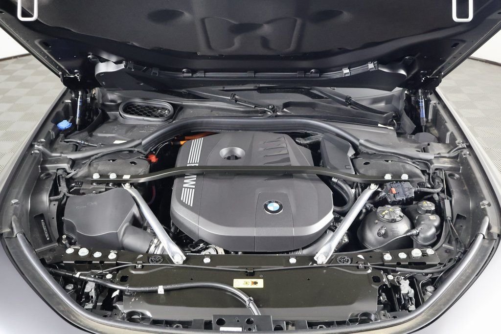 2026 BMW 7 Series 750e - Photo 9