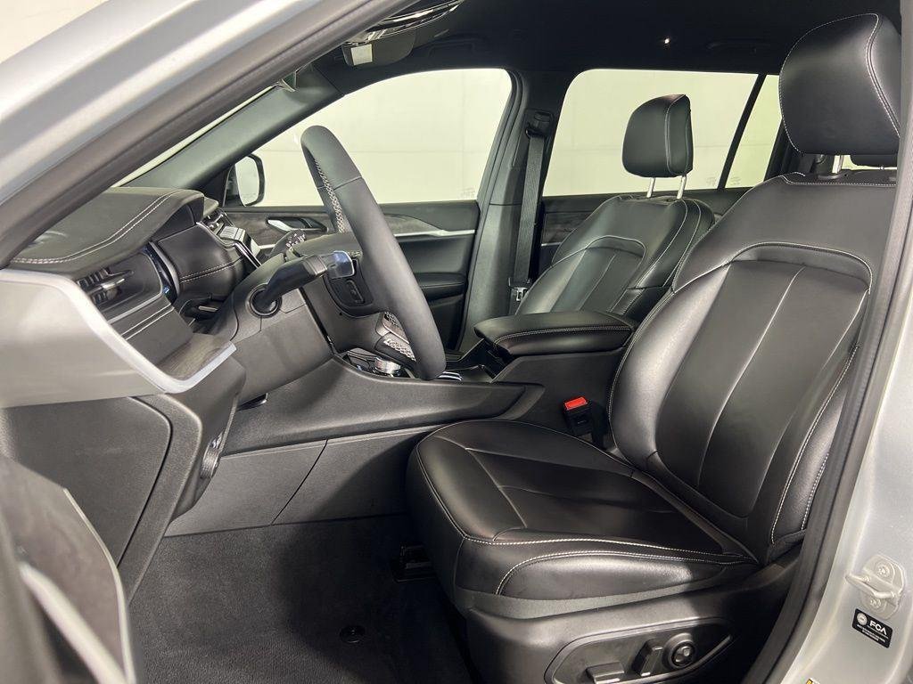 Used 2025 Silver Zynith Jeep Limited image 10