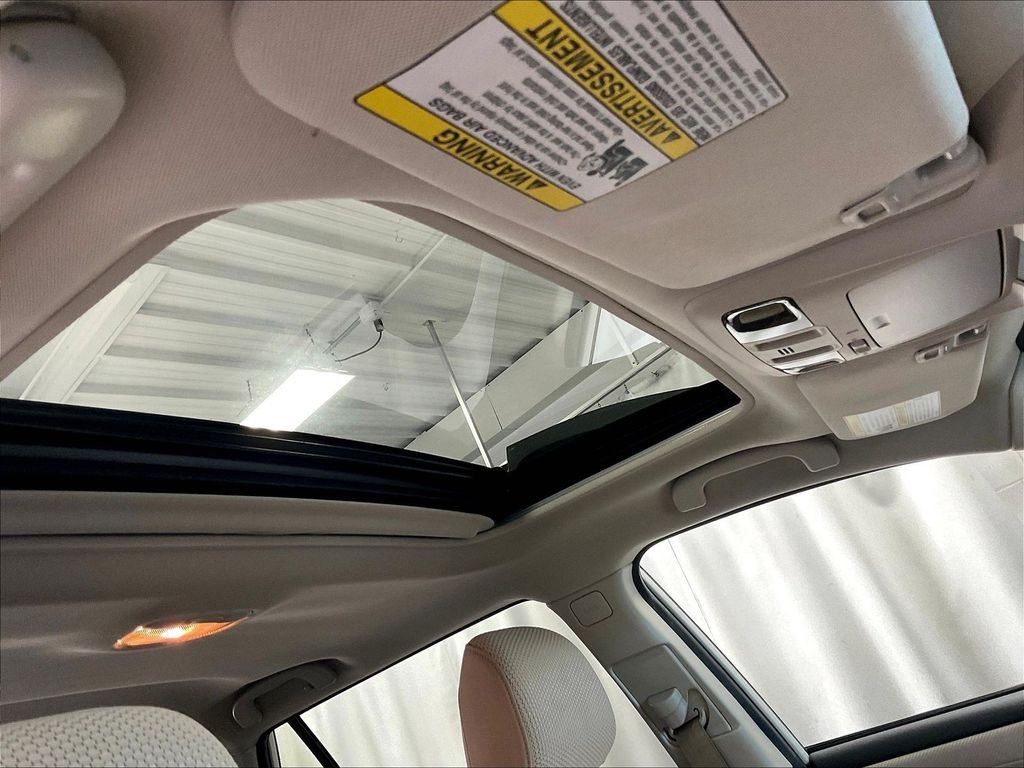 Used 2015 White Subaru 2.5i Premium image 22