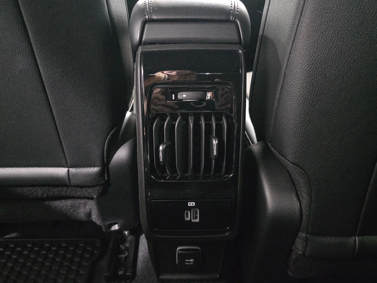 New 2026 Black Jeep Latitude image 23