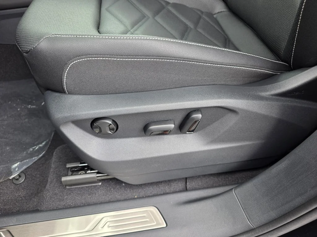New 2026 Deep Black Pearl Volkswagen SE w/Technology image 12