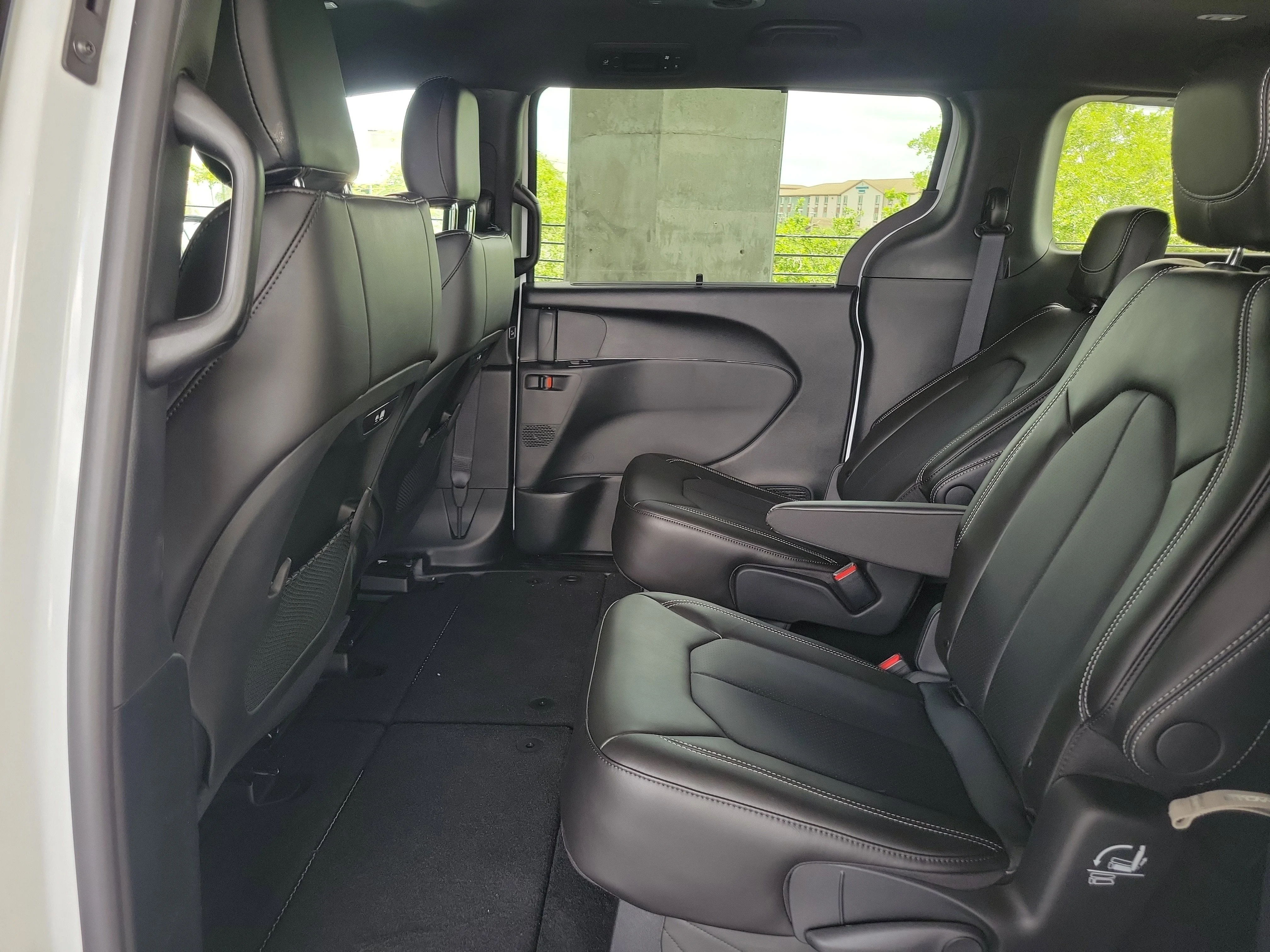 New 2026 Bright White Clear-Coat Exterior Paint Chrysler Select image 8