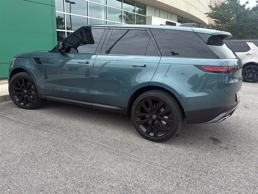 Used 2025 Giola Green Metallic Land Rover SE image 3