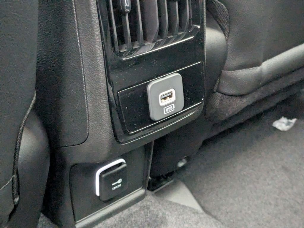 Used 2026 Diamond Black Crystal Pearlcoat Jeep Latitude image 31