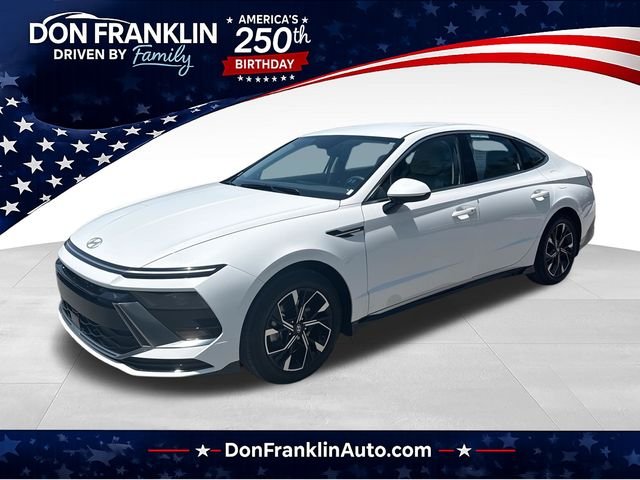 Used 2024 White Hyundai SEL image 1