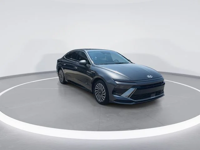 Used 2025 Gray Hyundai SEL image 2