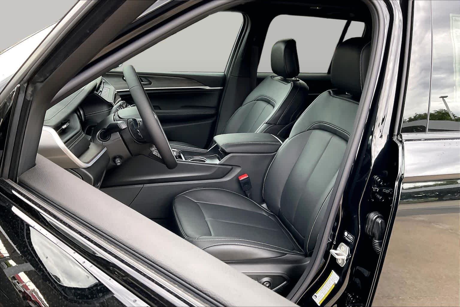New 2026 Diamond Black Crystal Pearl-Coat Exterior Paint Jeep Limited Reserve image 9