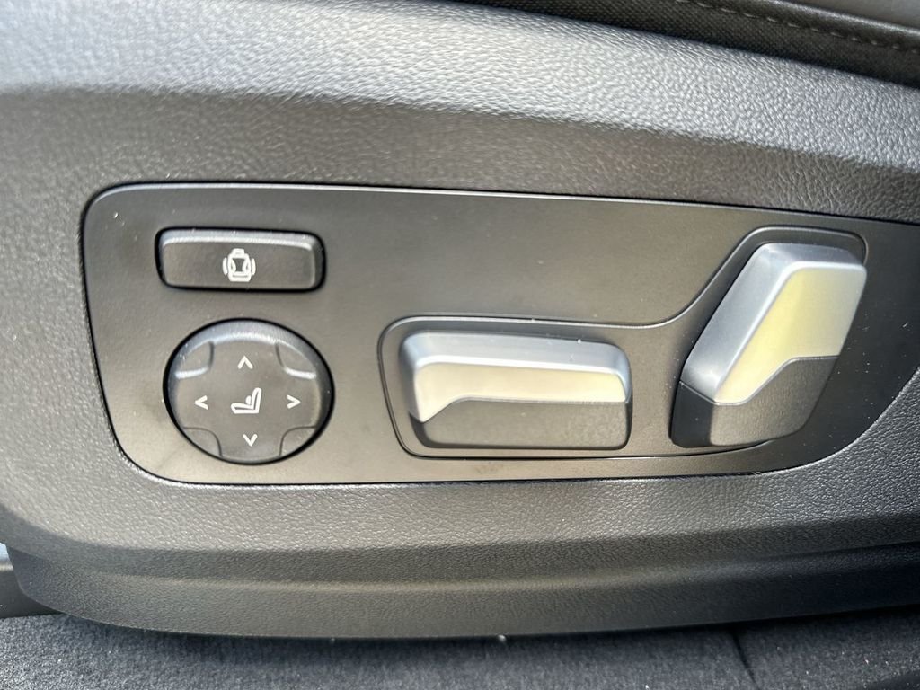 Used 2024 Gray BMW xDrive40i image 34