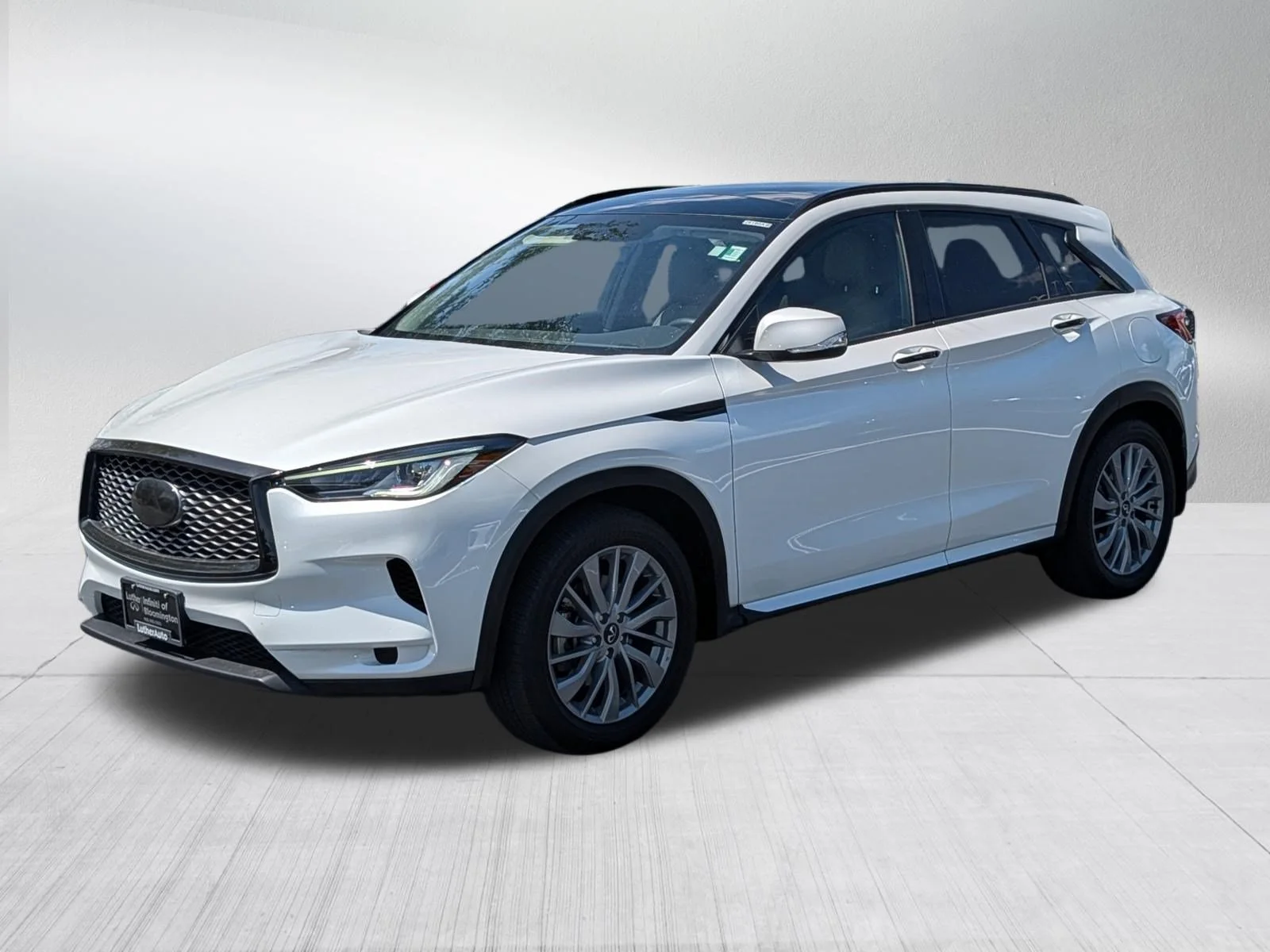 Used 2024 Radiant White INFINITI LUXE image 3