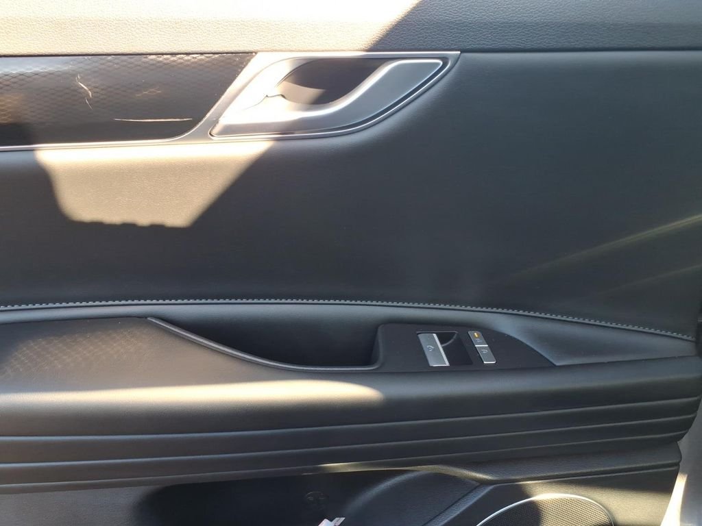 Used 2025 Silver Genesis 2.5T image 9