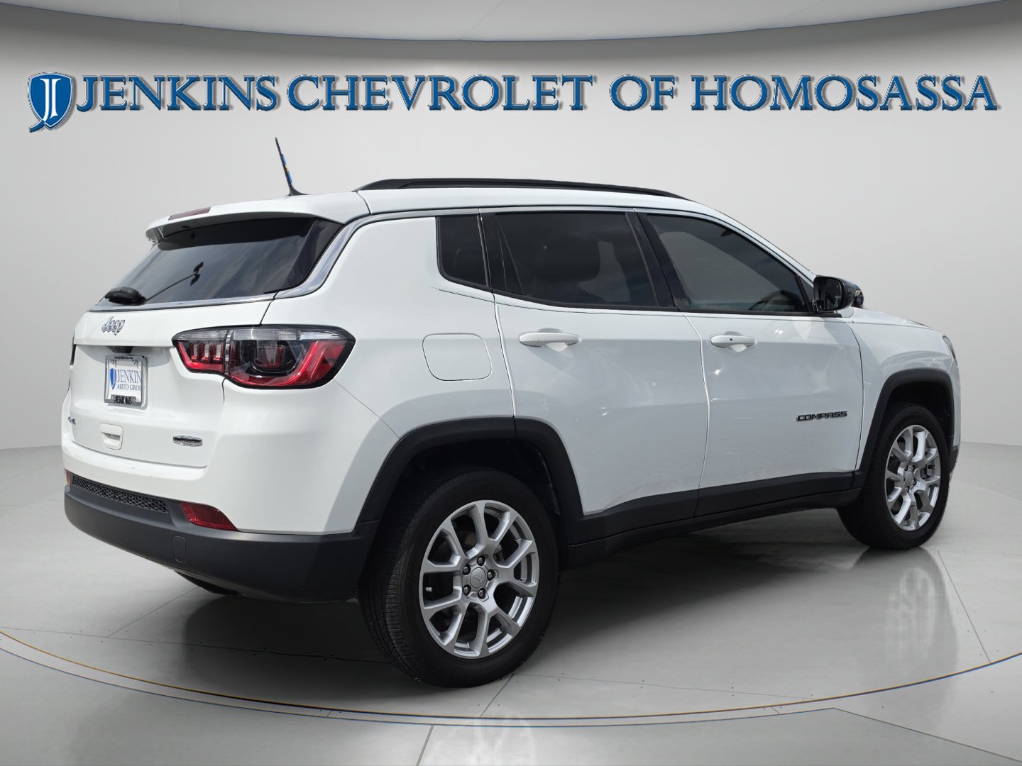 Used 2023 Bright White Clearcoat Jeep Latitude Lux image 4