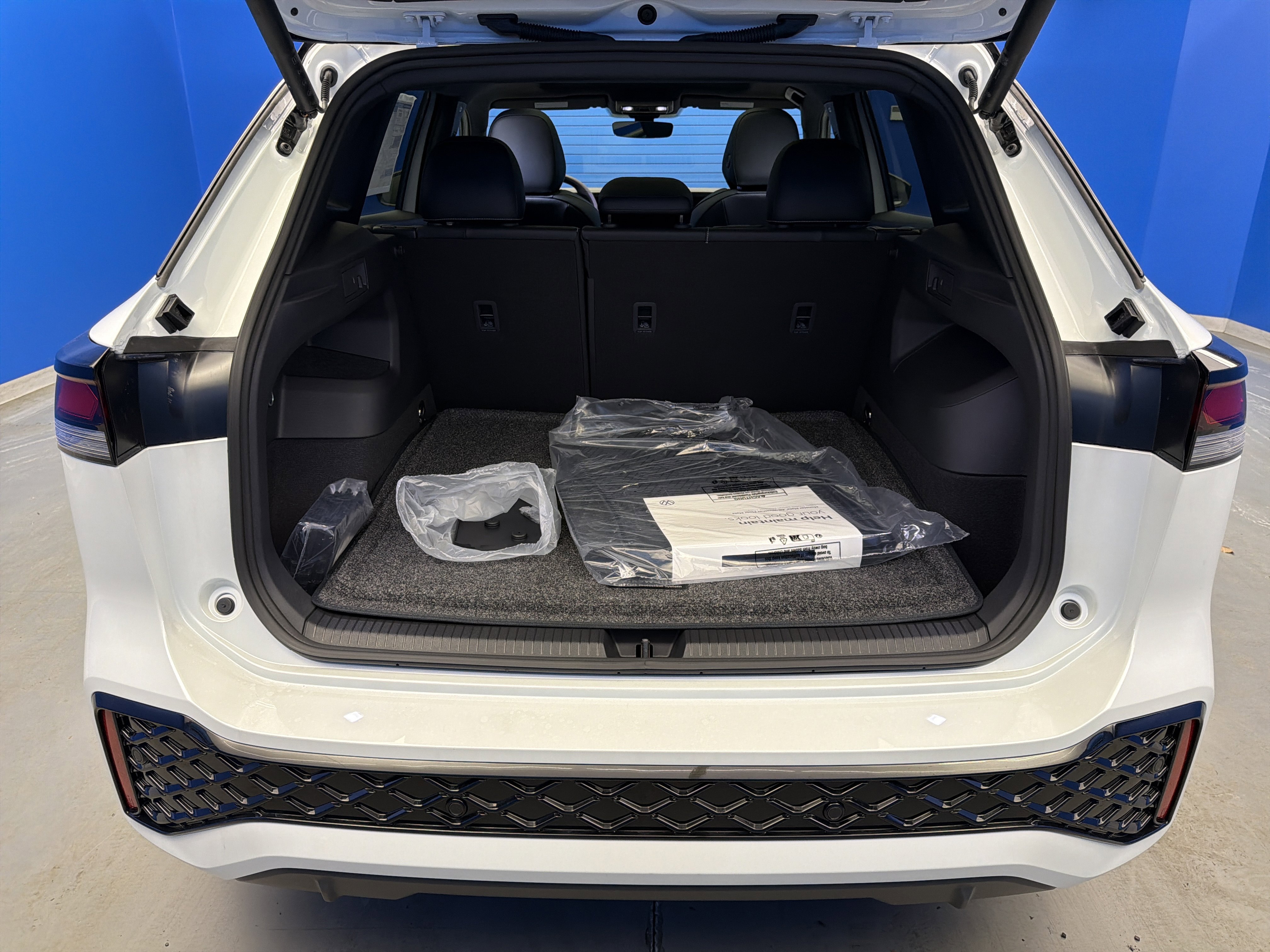 New 2026 Opal White w/Deep Black Roof Volkswagen SE R-Line Black image 30