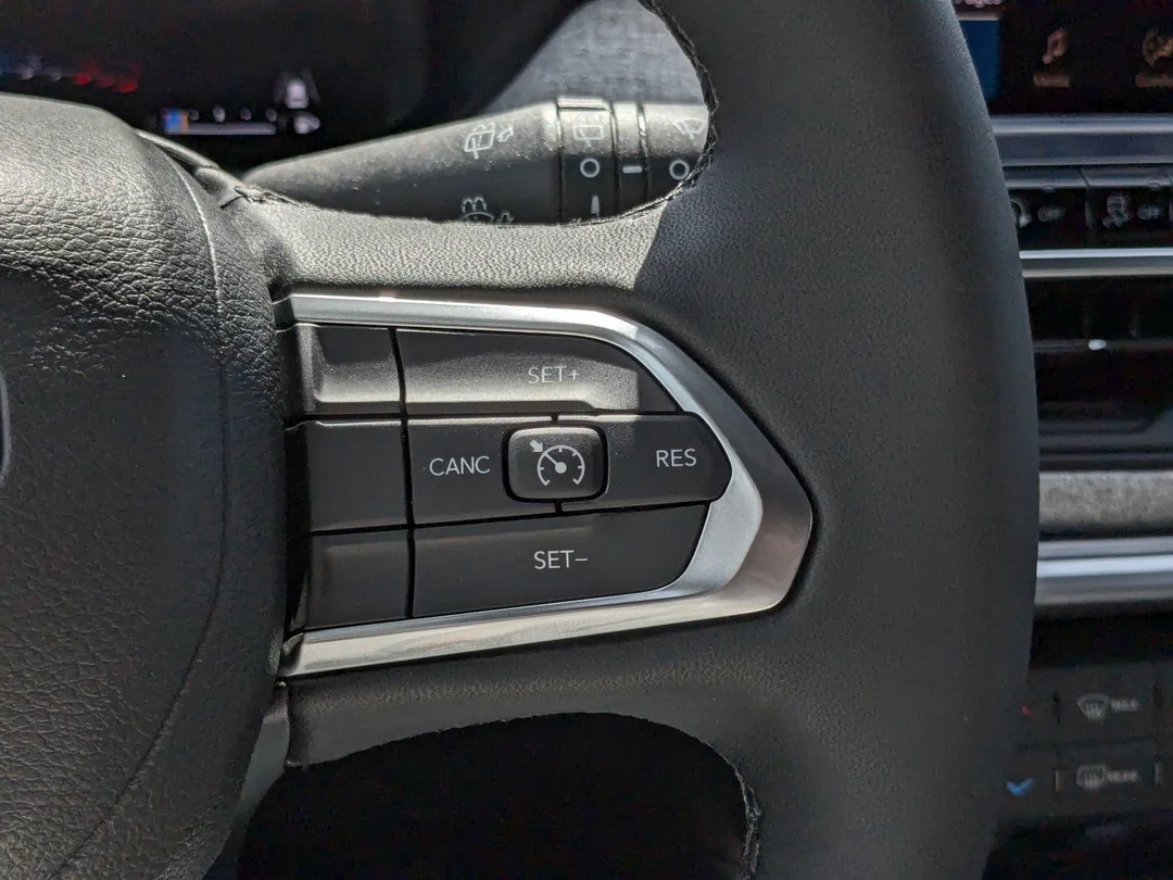 New 2025 White Jeep North - - 4X4 - Heated seats - Forward Collision Warning & More! image 17