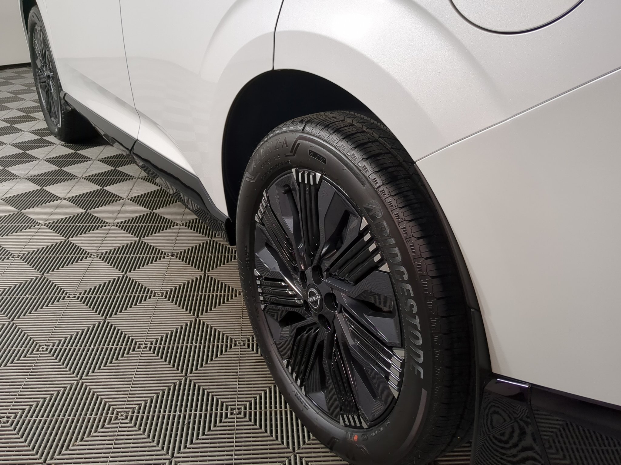 New 2027 Everest White Pearl TriCoat Nissan Platinum image 5