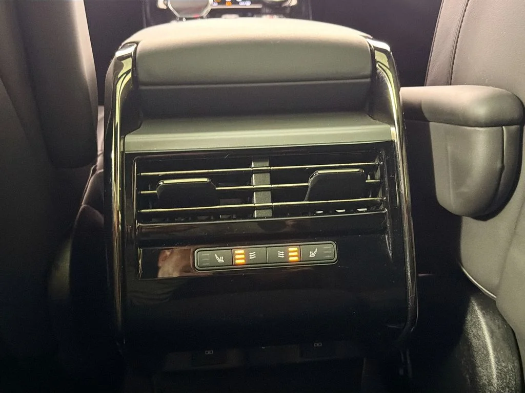 Used 2023 Fuji White Land Rover SE Dynamic image 27