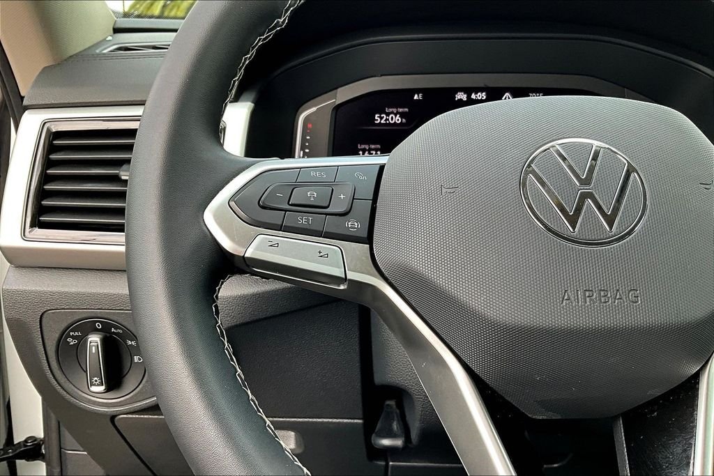 Used 2023 White Volkswagen 2.0T SE w/Technology image 9