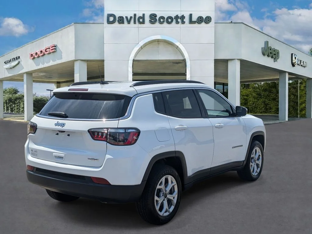 Used 2025 White Jeep Latitude image 6