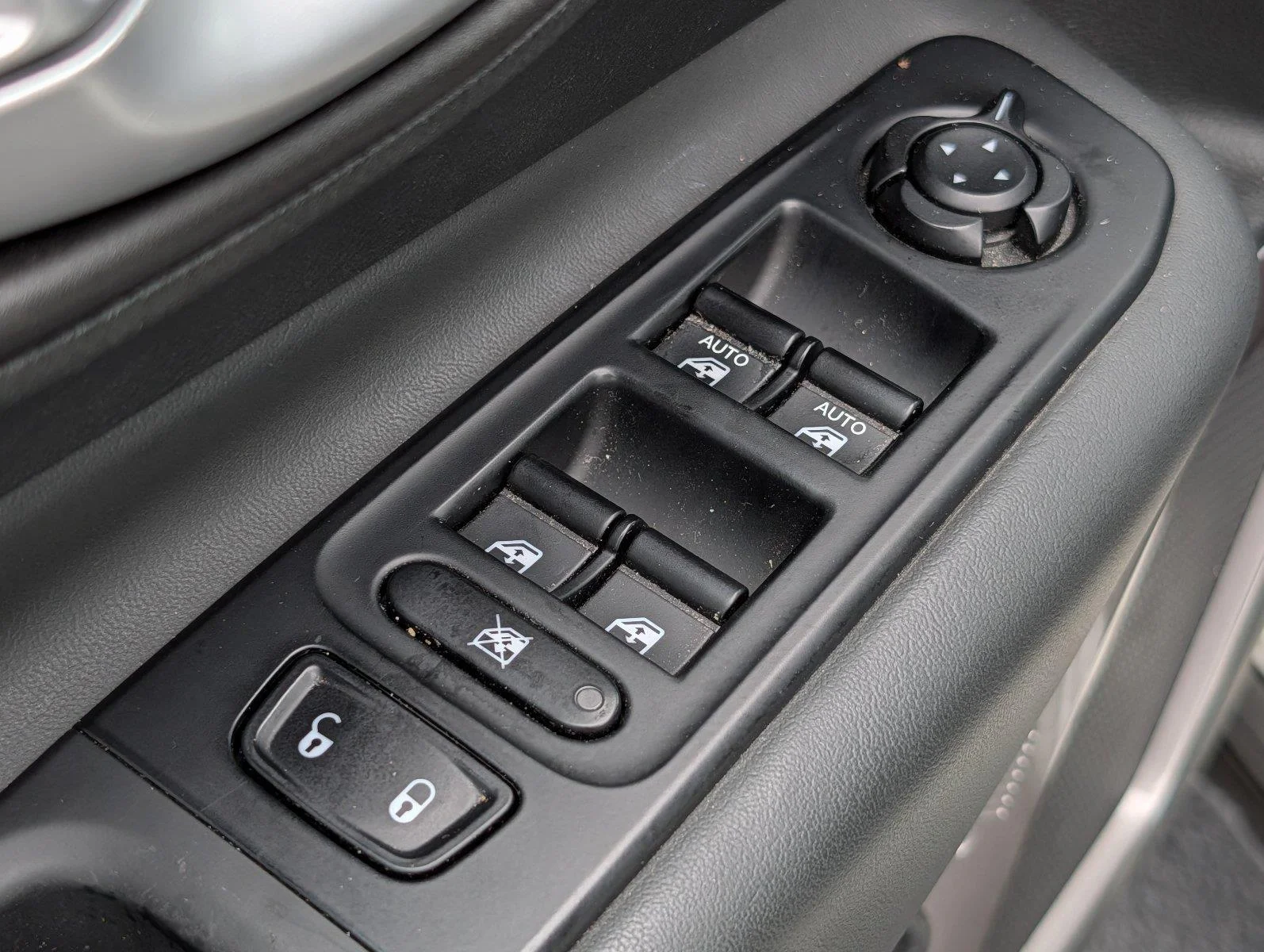 Used 2023 Alpine White Clearcoat Jeep Latitude image 15